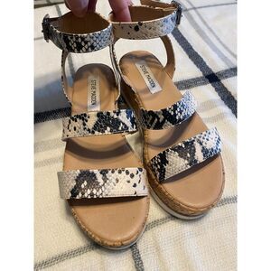 Steve Madden Women's Faithi Wedge Sandal Size 8M Snakeskin Print Silver Buckle